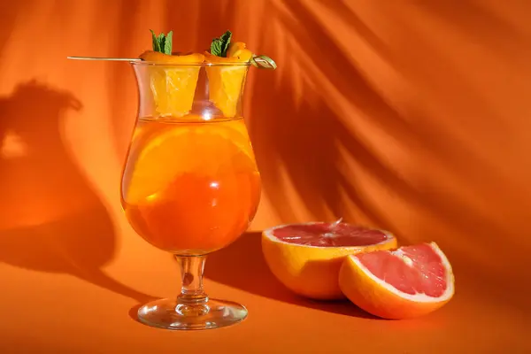 一杯美味的夏季鸡尾酒 带有柑橘类水果的颜色背景 免版税图库图片