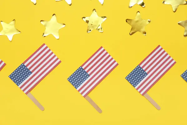 Yhdysvaltain Liput Tähdet Keltaisella Pohjalla Amerikan Itsenäisyyspäivän Juhla kuvapankkikuva