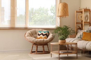 Koltuğu, lambası, sehpası ve çiçeğiyle oturma odasının güzel iç mekanı.