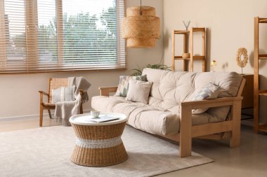 Rahat kanepesi, sehpası ve koltuğu olan bir oturma odası.