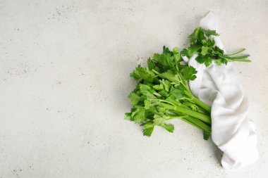 Beyaz arkaplanda taze yeşil kereviz