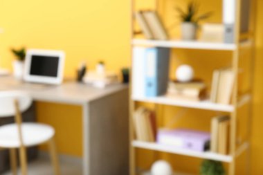 Moda odasında dizüstü bilgisayarı olan şık bir iş yeri, bulanık görünüm