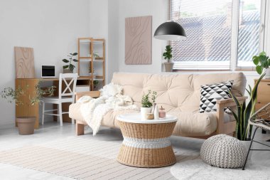 Rahat kanepesi, sehpası ve işyeri olan güzel bir oturma odası.