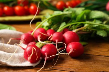 ahşap masa üzerinde taze turp