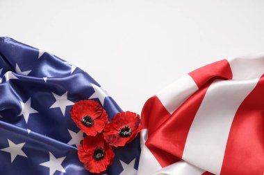 Amerika bayrağı ve parlak arka planda haşhaş çiçekleri. Anma Günü kutlaması