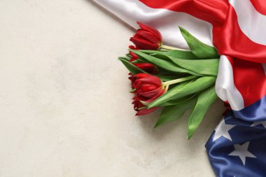 Lale çiçekleri ve arka planda ABD bayrağı. Anma Günü kutlaması