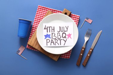 4 Temmuz BBQ Parti ve Bağımsızlık Günü kutlamaları için mavi arka planda yemek takımı içeren kart.