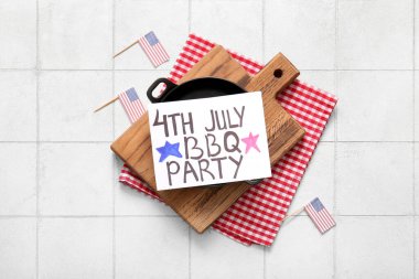 4 Temmuz barbekü partisi yazılı kart, kızarmış tava ve arka planda Amerikan bayrakları. Bağımsızlık Günü kutlamaları