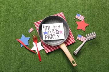 Yeşil zemin üzerinde Bağımsızlık Günü kutlamaları için 4 Temmuz barbekü partisi, kızartma tavası ve kağıt dekor içeren kart.