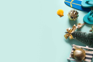 Noel süslemeleri, mini iskemle ve renkli sörf tahtası kompozisyonu