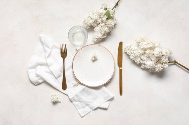 Grunge arka planında beyaz leylak çiçekleri olan güzel masa ayarları