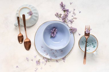 Açık grunge arkaplan üzerinde leylak çiçekleri ile güzel masa ayarları