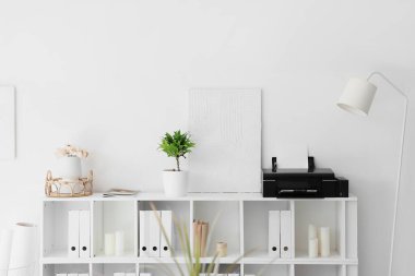 Ofis içi hafif raflarda modern yazıcı