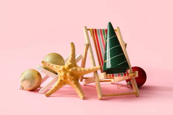 Komposisi Dengan Kursi Dek Mini Bintang Laut Dan Dekorasi Natal Stok Lukisan  