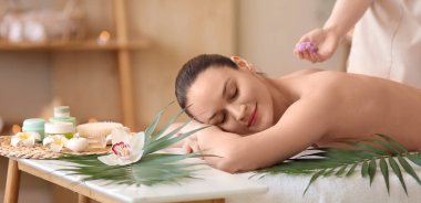 Güzel genç bir kadın kaplıcada dinleniyor.