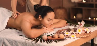 Güzel genç bir kadın kaplıcada dinleniyor.