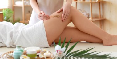 Güzel ve genç birbayan fırçalayın masaj spa salonda alma