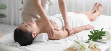 Güzeller güzeli genç bir kadın masaj yaptırıyor.