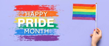 LGBT bayrağını tutan kadın eli ile Mutlu Gurur Ayı Sancağı