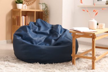 Fasulye koltuklu modern oturma odasının içi.