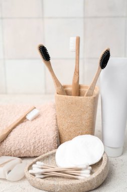 Aydınlık fayans duvarına karşı farklı banyo malzemeleri.