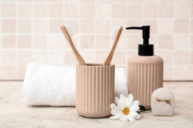 Masanın üzerine seramik döşemeye karşı banyo malzemeleri koyun.