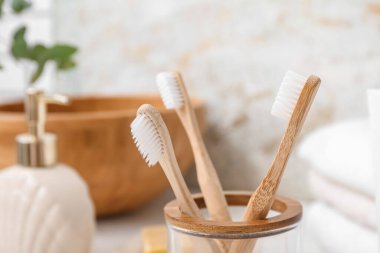 Bambu diş fırçalı tutucu, yakın plan.
