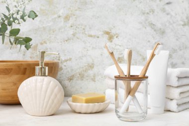 Arka planda bambu diş fırçası olan banyo malzemeleri.