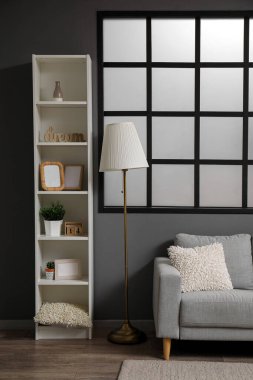 Gri kanepeli modern oturma odasının rahat iç mekanı.