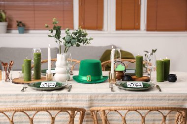 Leprikon şapkasıyla servis edilen şenlik masası, mum yakma ve Aziz Patrick Günü için tebrik kartları.