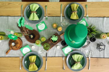 Aziz Patrick Günü kutlamaları için cüce şapkası ve süslemeleriyle servis edilen şenlik masası.