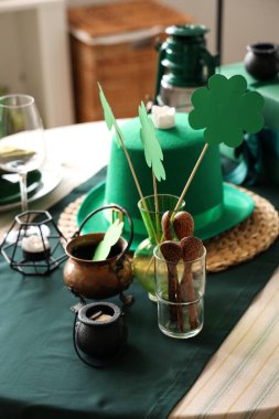 Aziz Patrick Günü kutlamaları için cüce şapkası ve süslemeleriyle servis edilen şenlik masası.