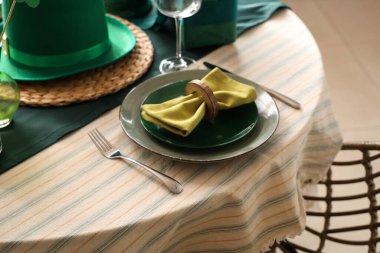 Katlanmış peçete ve çatal bıçakla servis edilen şenlik masası, yakın çekim. Aziz Patrick Günü kutlaması