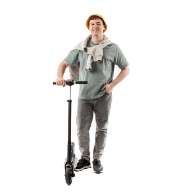 Beyaz arka planda modern elektrikli scooterı olan mutlu genç bir adam.