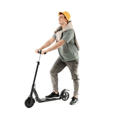 Beyaz arka planda modern elektrikli scooter kullanan genç bir adam.