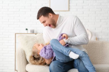 Mutlu bir baba ve tatlı küçük kızı evde birlikte eğleniyorlar.