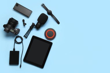 Renk arkaplan üzerinde farklı aygıtlara sahip kompozisyon