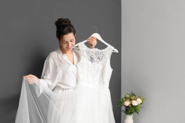 Gelinliği odada güzel bir gelin.