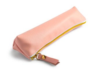 Beyaz arkaplanda açık pembe kalem kutusu