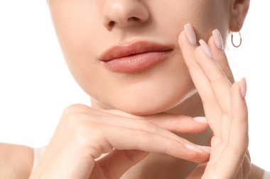 Beyaz arka planda güzel bir genç kadın, yakın plan.