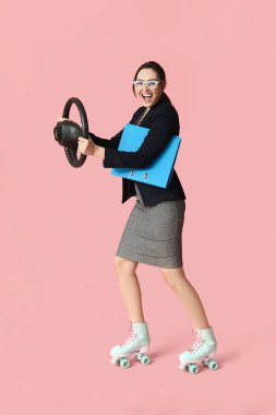 Direksiyonlu, patenli ve pembe arkaplanlı komik bir iş kadını.