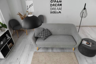 Modern oturma odasının içi rahat kanepe ve şık mobilyalarla dolu.