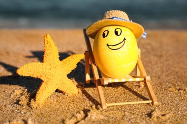 Güverte sandalyesinde deniz yıldızıyla boyanmış Paskalya yumurtası.