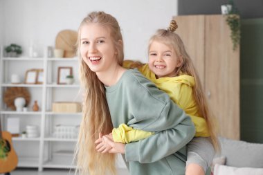 Sportif küçük kız annesiyle birlikte evde.