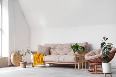 Kanepesi, masası ve koltuğu olan bir oturma odası.