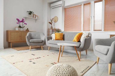 Odanın içinde ahşap tuvalet, kanepe ve koltuklar var.