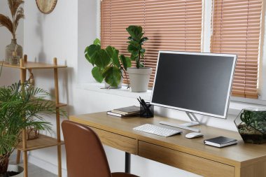 Ofisteki masasında floraryum bulunan bilgisayar monitörü