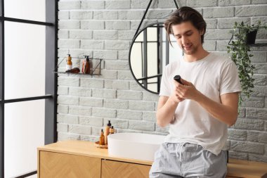 Banyodaki sakallı genç adam.