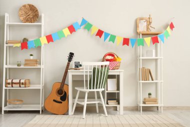 Beyaz masalı ve Festa Junina kutlamaları için dekorasyonlu festival salonu.