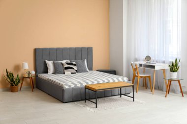 Yatağı, yatağı, yatağı ve iş yeri olan şık bir yatak odası.